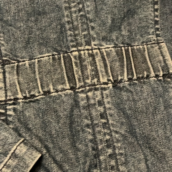 Like new Liz Claiborne button down denim jacket - Picture 14 of 15